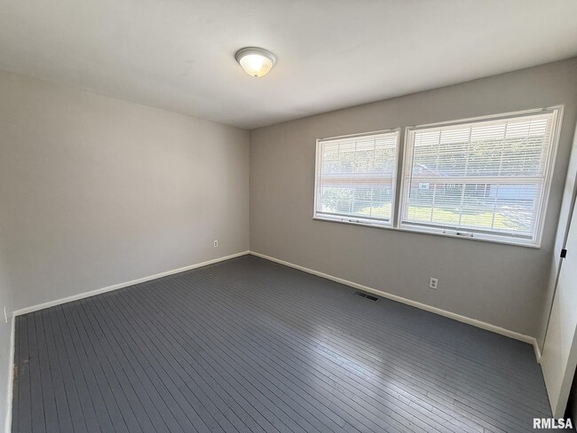 Building Photo - 1013 W Wonderview Dr