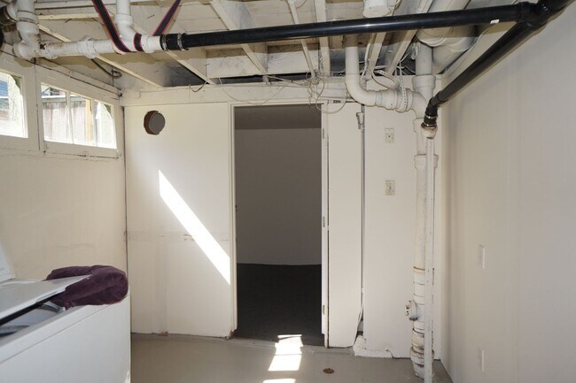 Building Photo - NE Portland 3 bedroom Rose City Park