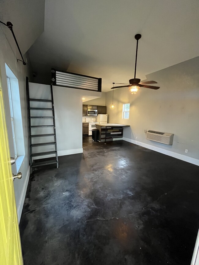 Building Photo - 429 Saint Thomas St