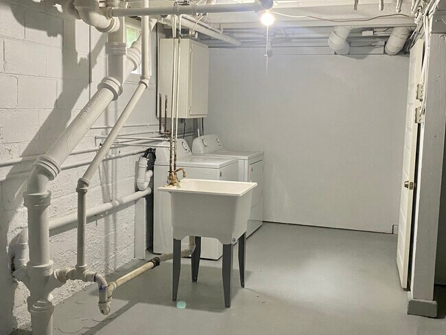 Building Photo - 536 S Main St