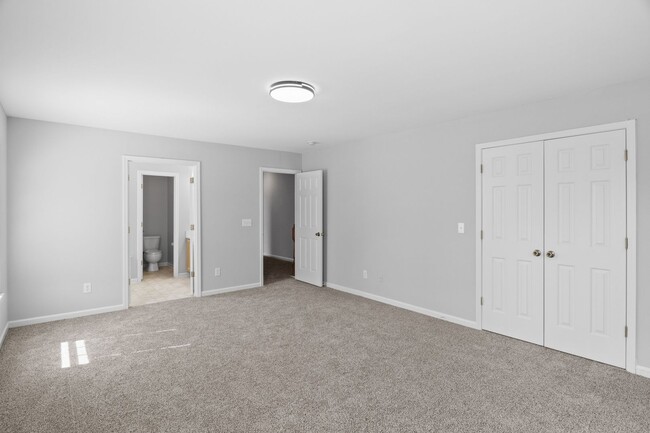 Building Photo - North Raleigh Townhouse with One Car Garage