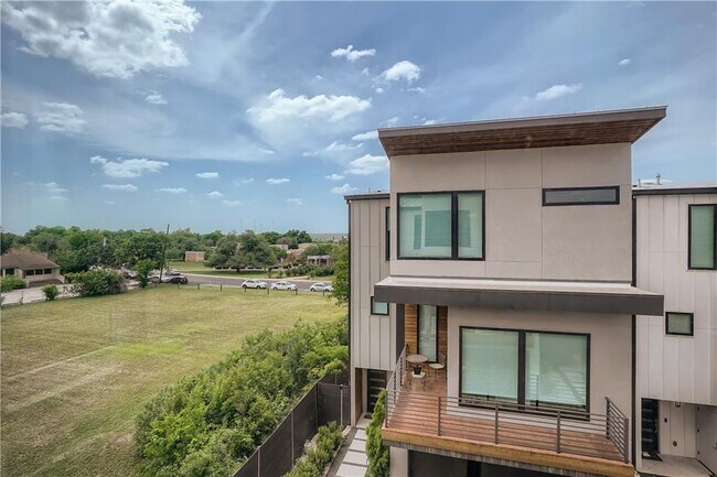 Building Photo - 5605 Sunshine Dr