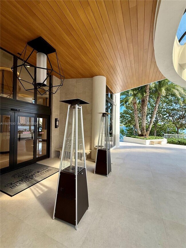 Building Photo - 2800 Island Blvd