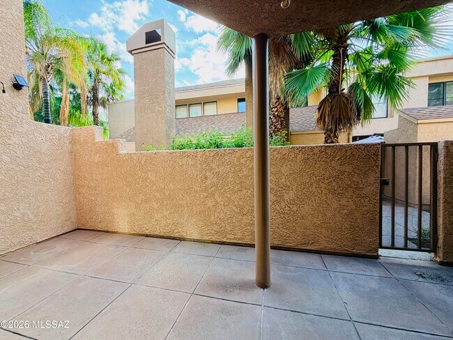 Building Photo - 5675 N Camino Esplendora