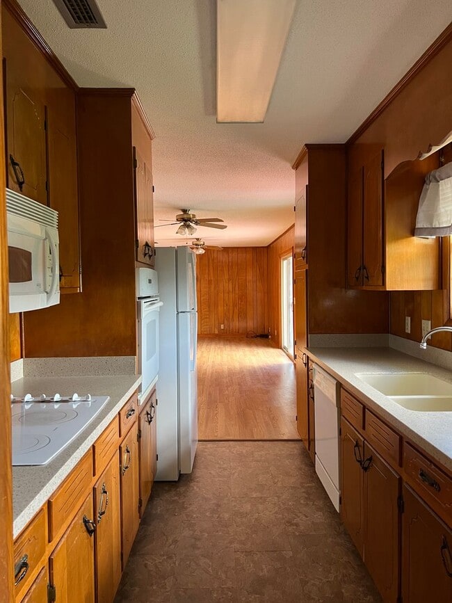 Building Photo - 102 Victoria Dr