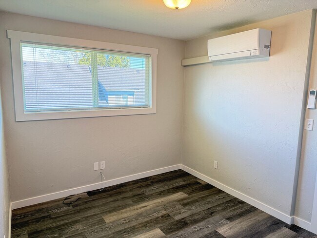 Building Photo - New 2 bed 1 1/2 bath duplex in Springfield!