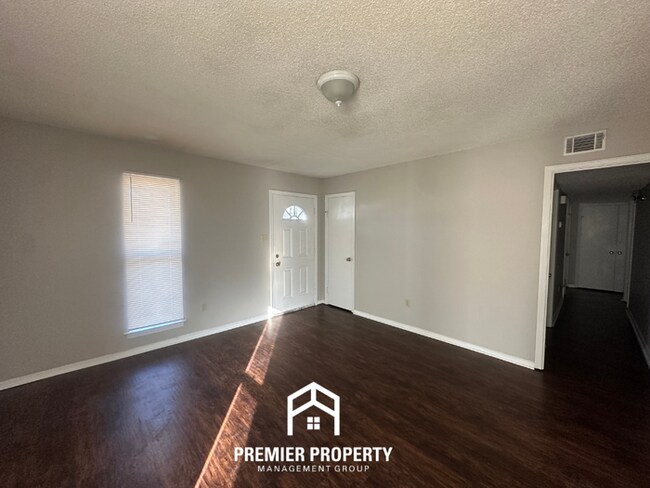 Building Photo - Move-In Ready 4BR Memphis Home w/ Hardwood Floors & Fenced Backyard