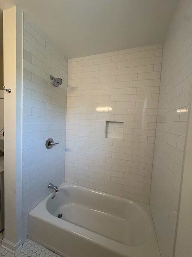 Building Photo - Newly Renovated Three Bedrooms Condo in South Windermere