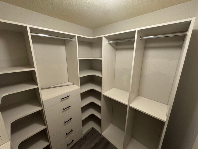 Building Photo - 2Bed - 2Bath ground level