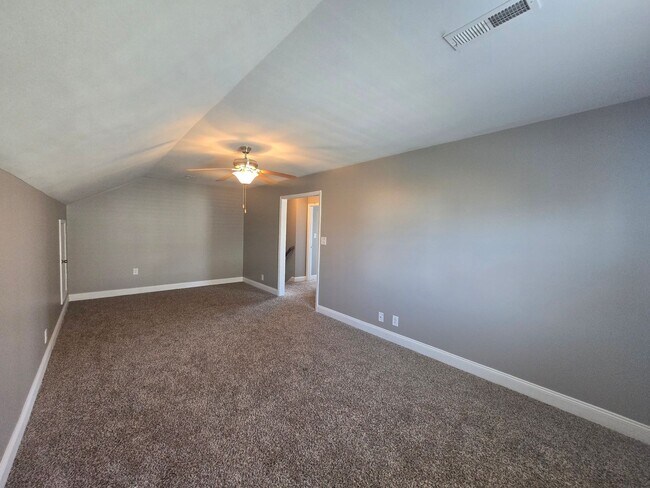 Building Photo - Executive 3 Bed 2.5 Bath with Bonus Home