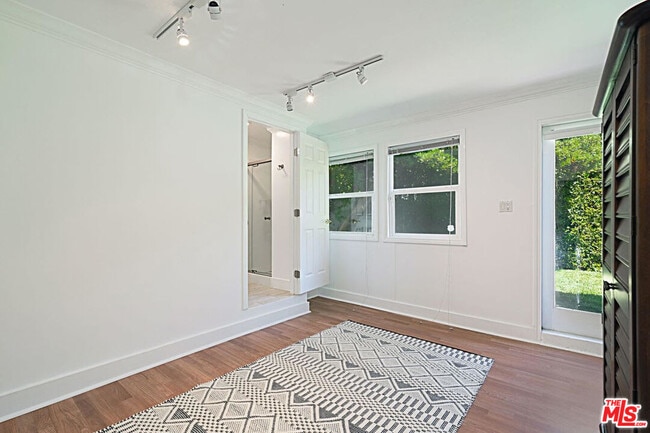 Building Photo - 9015 Rosewood Ave