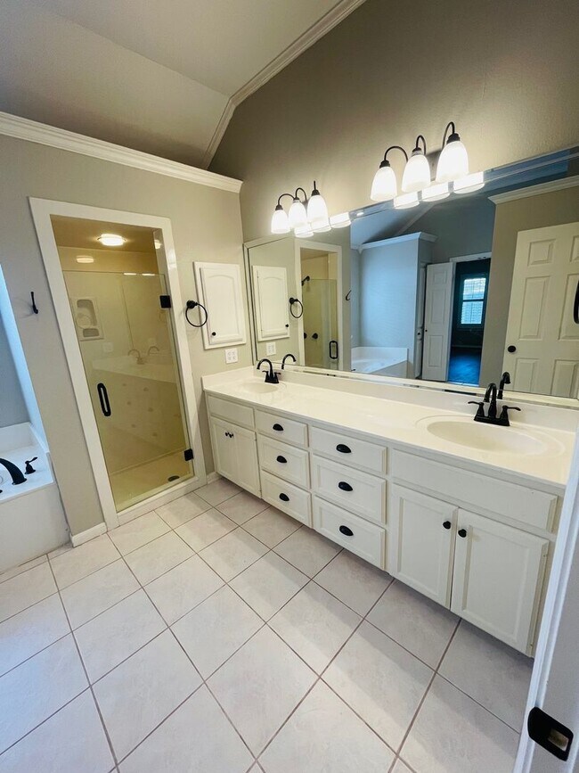 Building Photo - Amazing Midway ISD Home