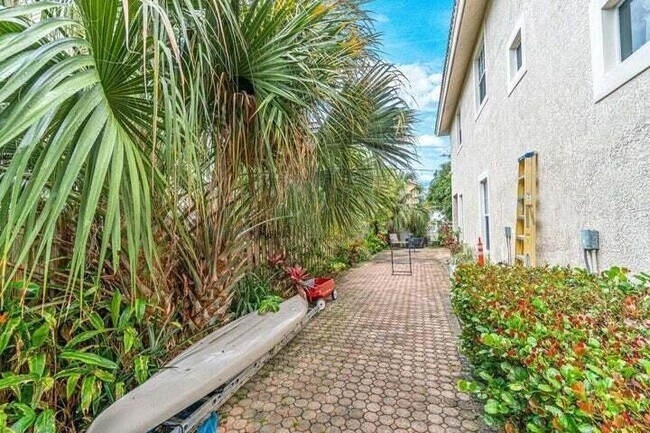 Building Photo - 3117 Florida Blvd