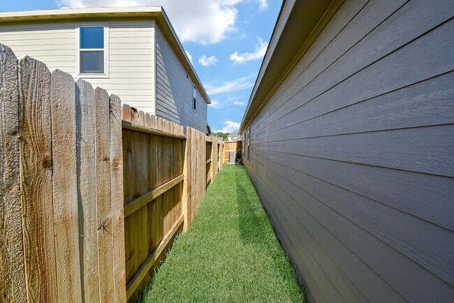 Building Photo - 1542 San Sebastien Dr