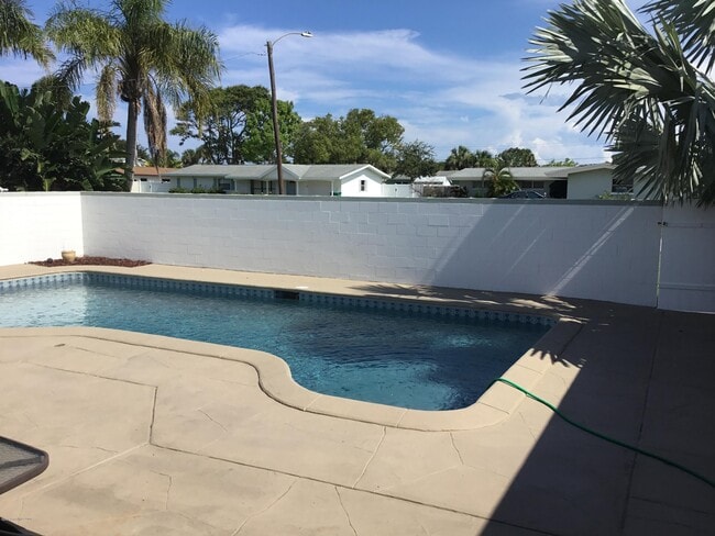 Building Photo - 383 Cyprus Dr