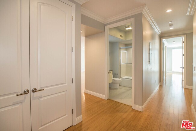 Building Photo - 1283 Havenhurst Dr