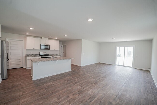 Building Photo - AVAILABLE NOW!