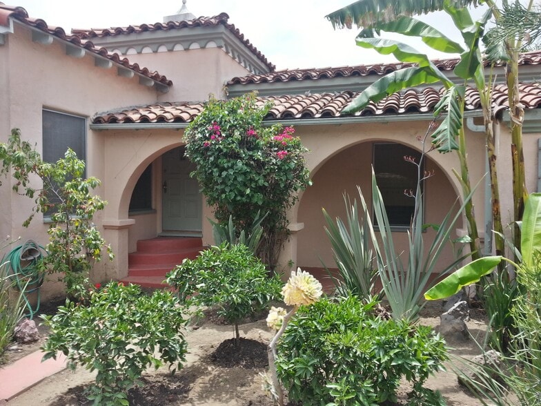 Private front courtyard - 538 N Detroit St