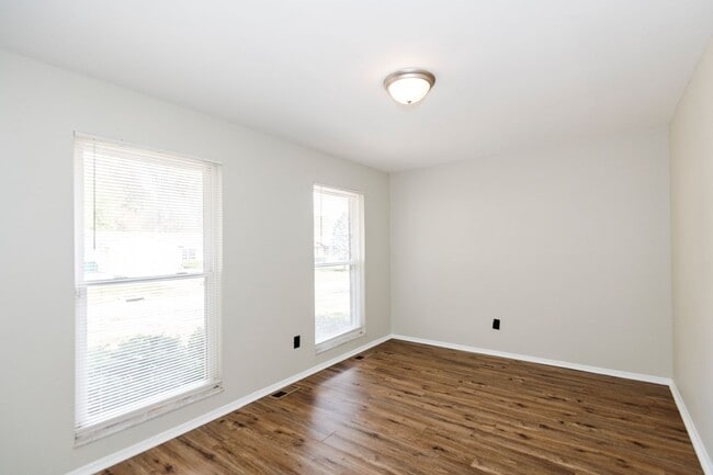 Building Photo - Lovely 3 Bedroom 2 Bathroom Home