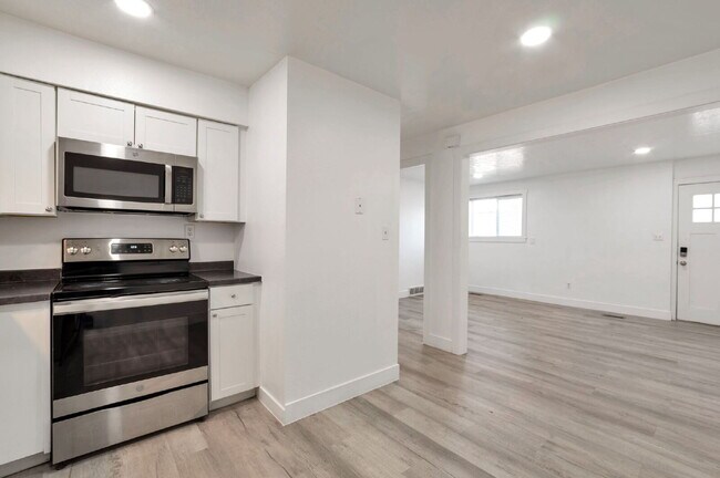 Building Photo - North Salt Lake 2 BD 1 BA - $500 Amazon Gift Card!! - $500.00 Security Deposit OAC -Brookside Lof...