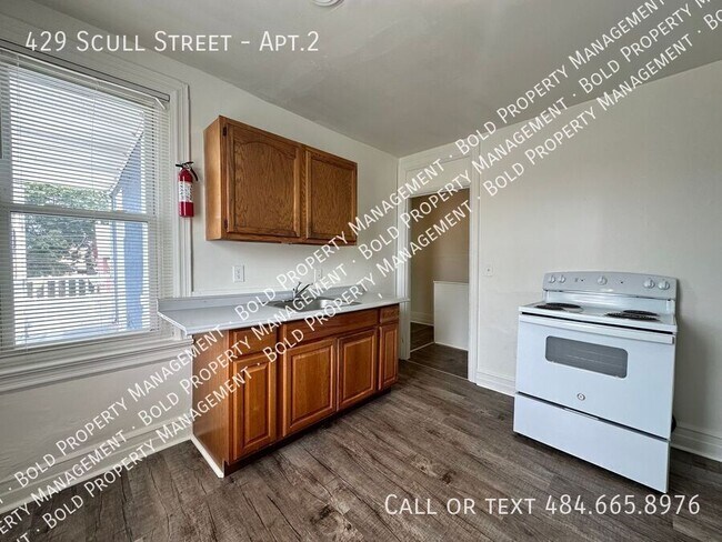 Building Photo - 429 Scull St