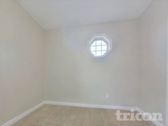 Building Photo - 341 Rosemont Ct