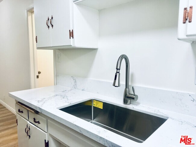 Building Photo - 758 N Hudson Ave