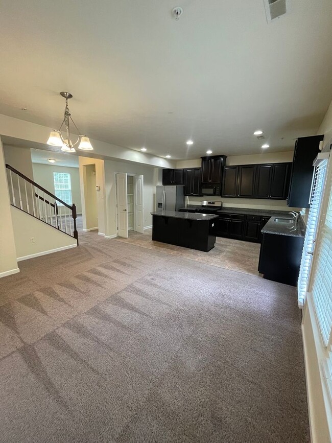 Building Photo - Gorgeous 3 BD/ 2.5 BA Townhouse Available ...