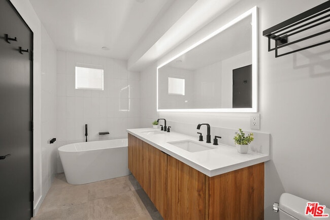 Building Photo - 926 N Ridgewood Pl