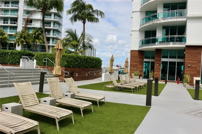 Building Photo - 350 S Miami Ave