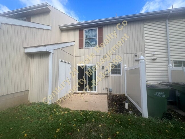 Building Photo - Lovely 2 BR, 1.5 Bath townhome in the Lexi...