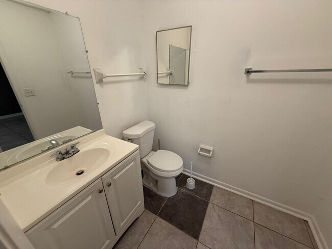 Building Photo - 2570-2572 Chestnut Woods Dr
