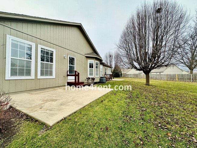 Building Photo - Maintenance Free! Main level Master, Finished Basement and Wood Floors in the Kitchen! *Brand New...