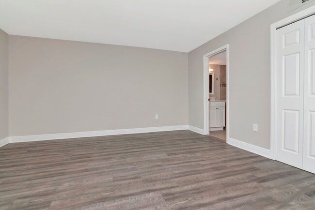 Building Photo - Ground Floor - Corner/End Unit - Upgraded ...