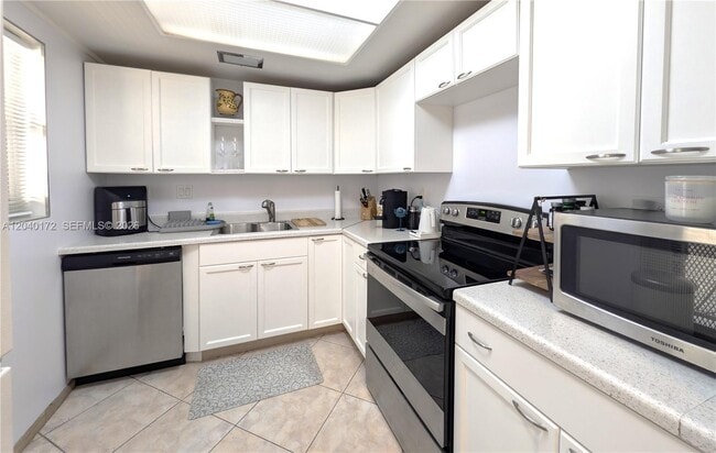 Building Photo - 450 Golden Isles Dr
