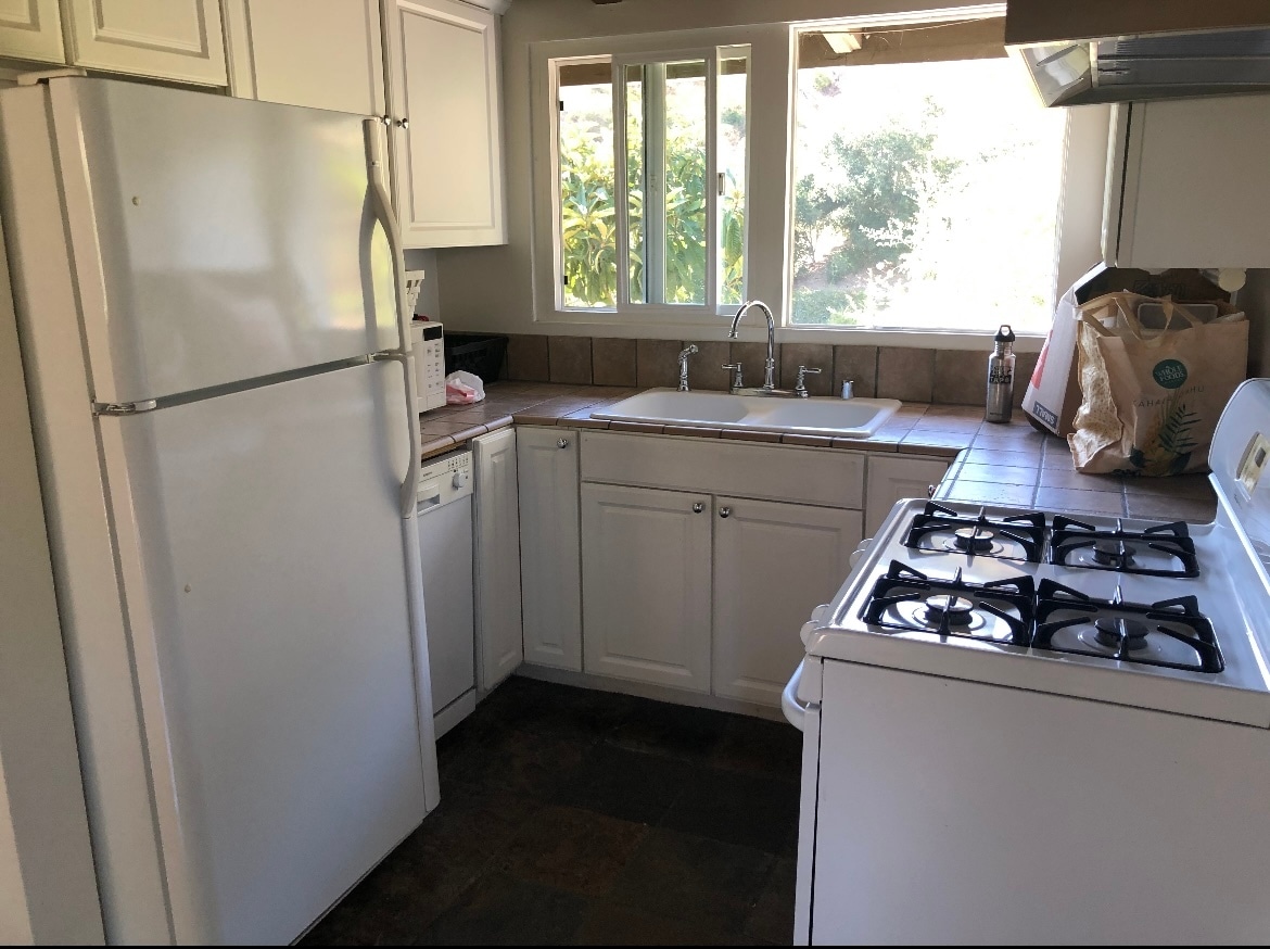 Full kitchen with large windows with views of mountains - 2188 Latimer Ln
