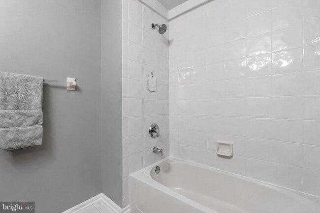 Building Photo - 124 Burnet Crescent