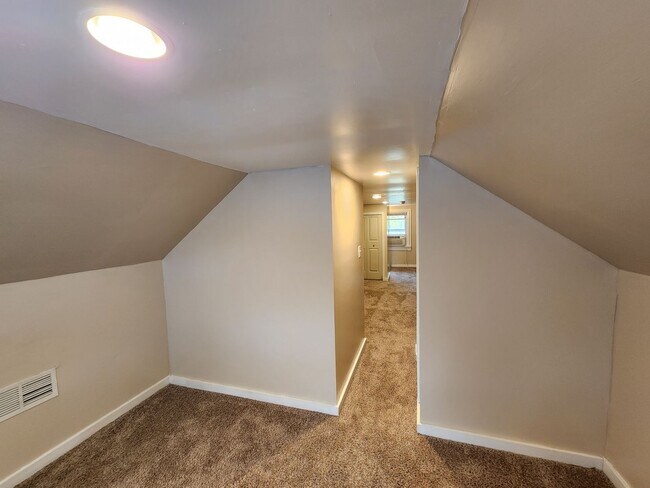 Building Photo - 3 Bedrooms, 1.5 Bath Brick Bungalow with Basement & Large Yard.  Close to UofL.