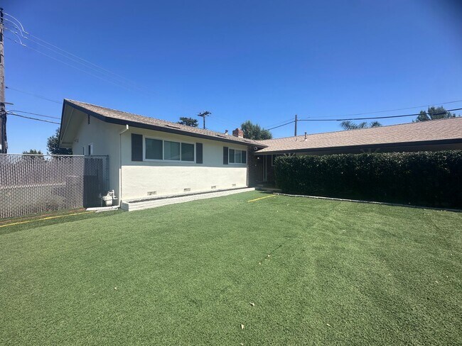 Building Photo - 9101 Rosewood Dr