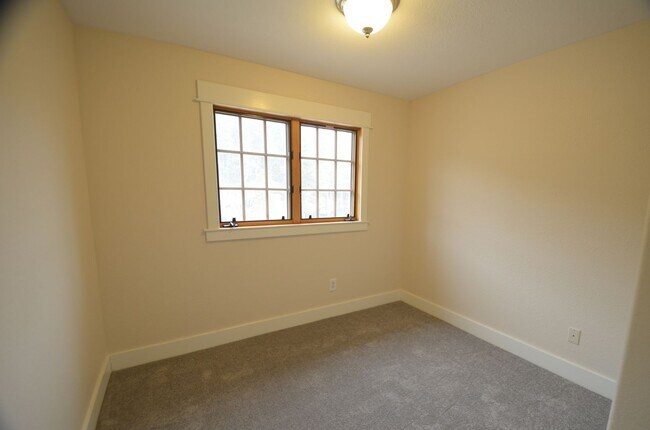 Building Photo - Oak Street Duplex