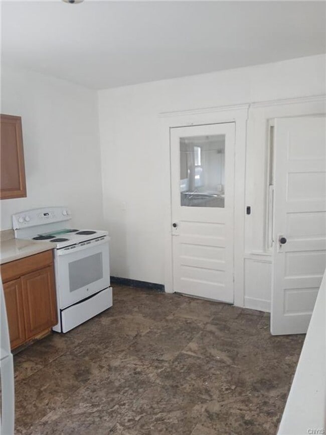 Building Photo - 4 Bedroom Single Family House Available in Syracuse