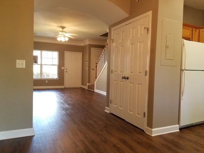 Building Photo - Move in ready close to airport BNA and I40
