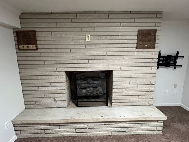 Building Photo - Home with Paradise Setting in Backyard! Available July 2026!! $2,500 Monthly!