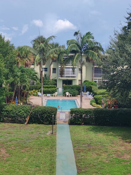 Primary Photo - 1100 Ponce De Leon Cir