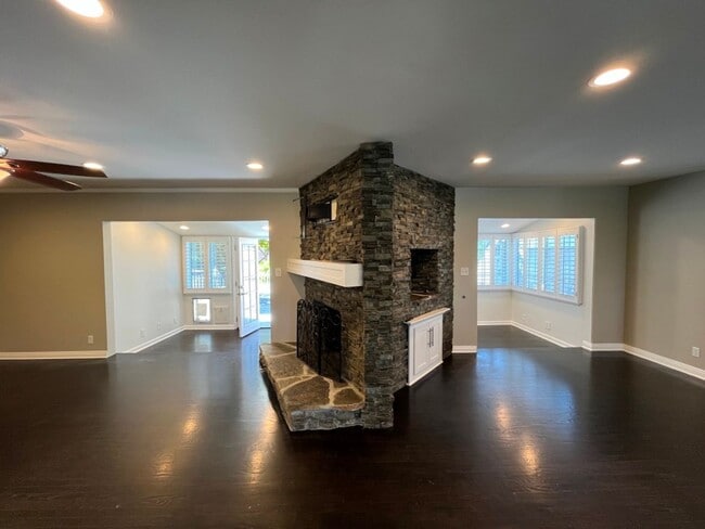 Building Photo - READY FOR MOVE-IN! 3+2.5 w/appliances + great backyard!