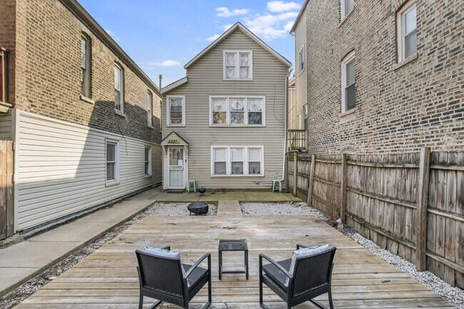 Primary Photo - 2227 W Cullerton St