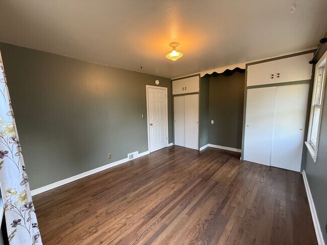 Building Photo - Spacious South Hill Home