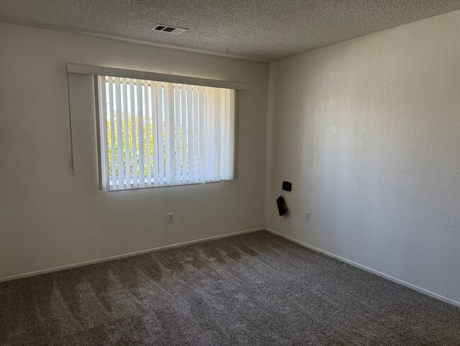 Building Photo - Silverlake's Home- 3 Bedrooms, 2 Bathrooms...