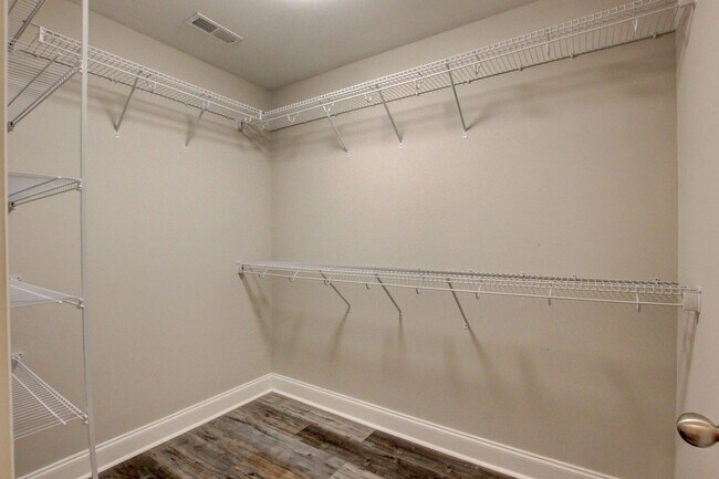 Building Photo - Sharp 3bed 2 ba.  upgrades throughout.