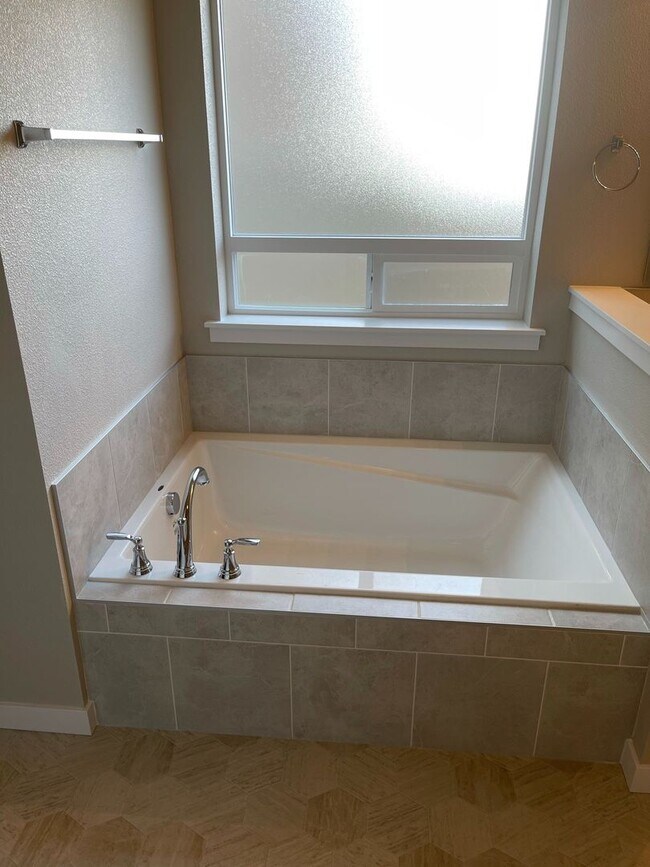 Building Photo - 4 bedroom 2 bath large loft area upstairs / All bedrooms downstairs
